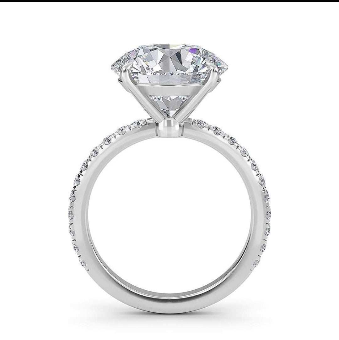 Ora Engagement Ring featuring a large VS diamond center stone with surrounding natural FG VS1 diamonds set in 18K gold or platinum band