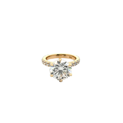 Classic engagement ring with brilliant-cut diamond in 18K yellow gold.