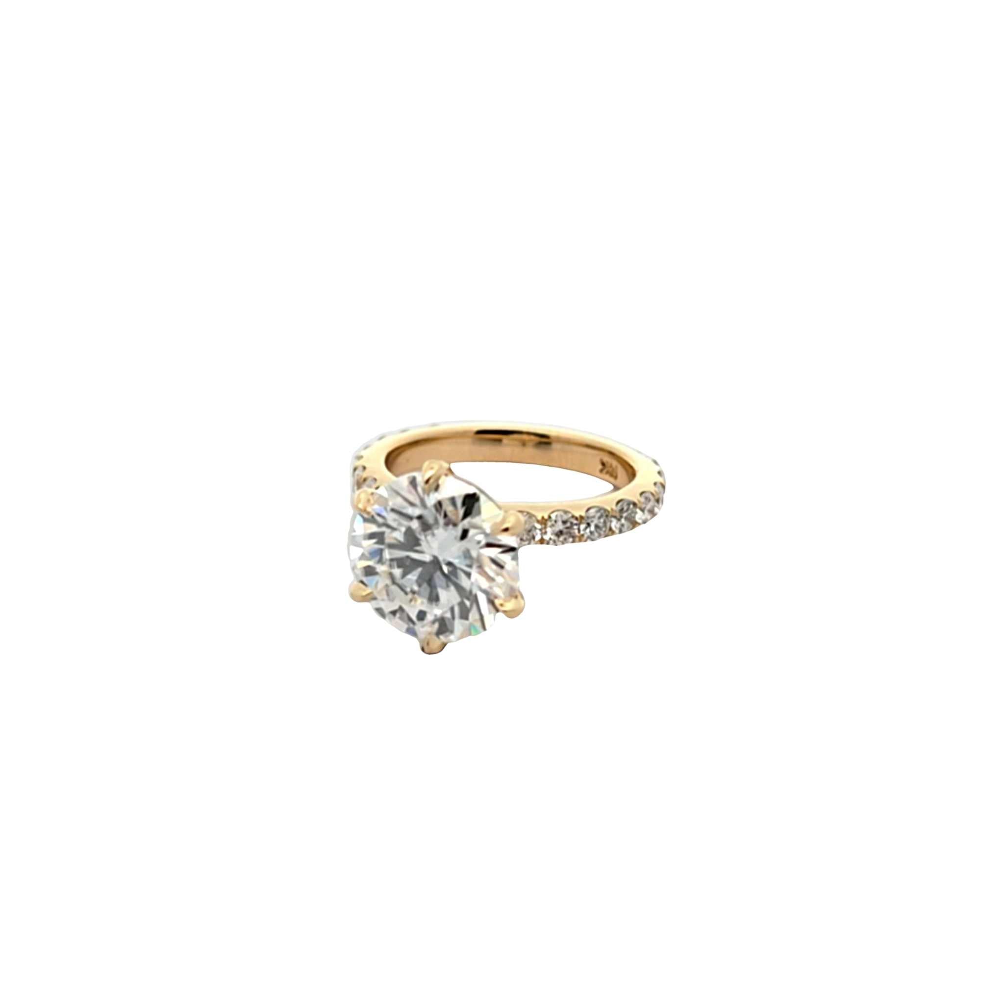 Classic Engagement Ring with 4.4ct diamond in 18K yellow gold.